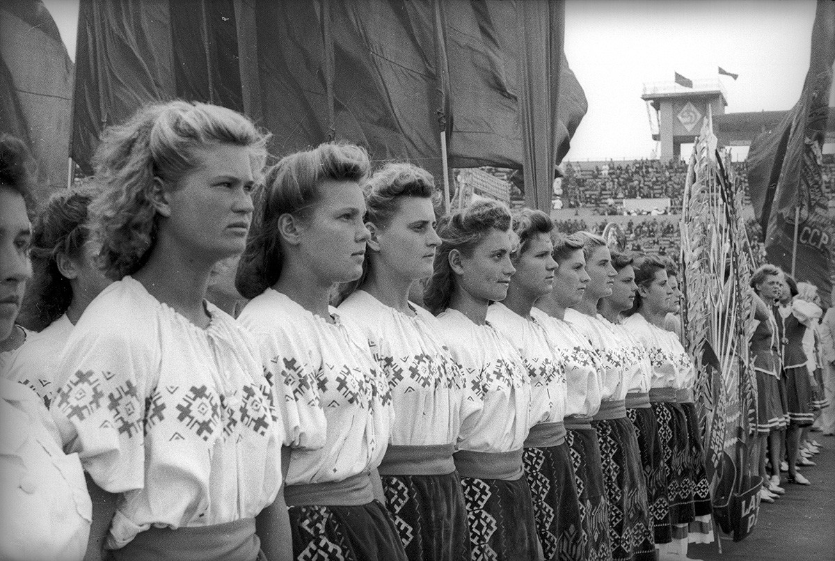 スタジアム「ディナモ」でのスポーツ選手による行進、モスクワ、1947年