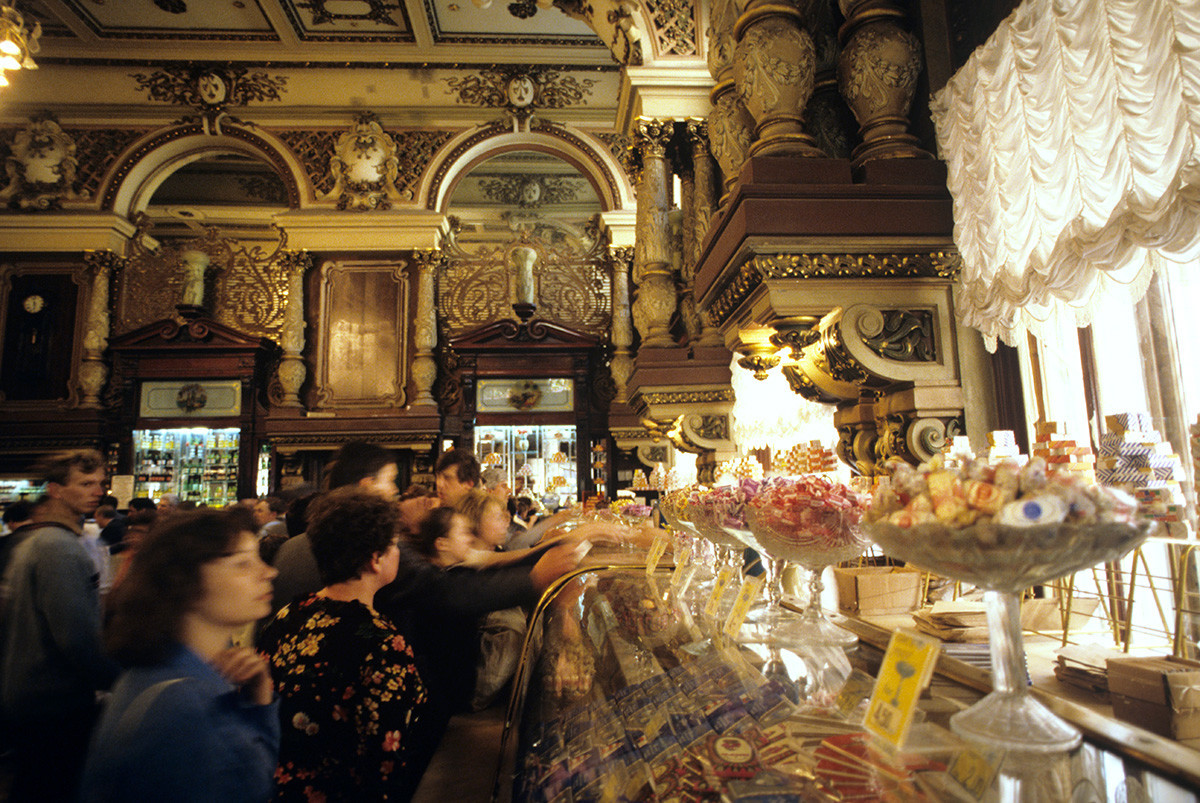 El departamento de confitería de la tienda Yeliseevsky de Moscú, 1987