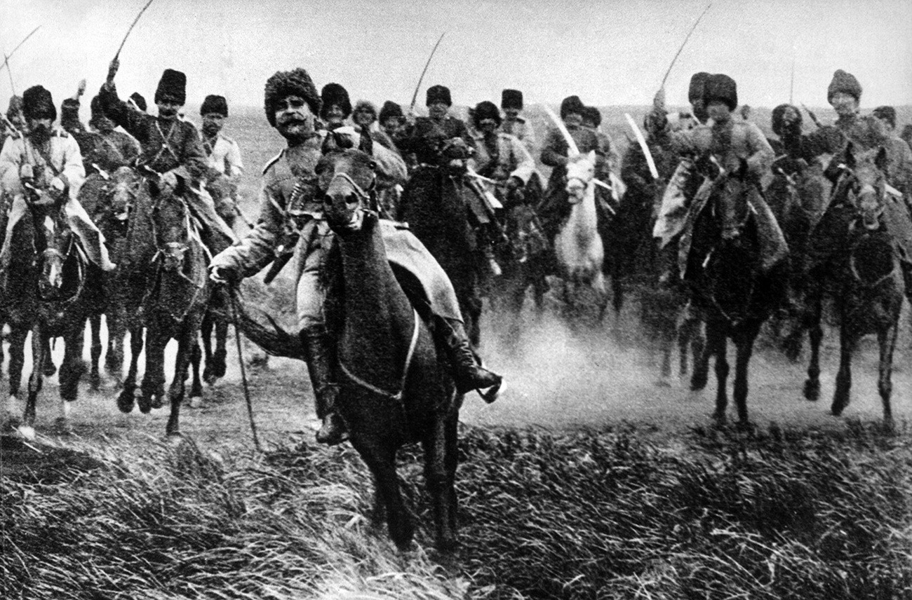 Des cosaques chargent à cheval sur le front de l'Est. Russie, 1915