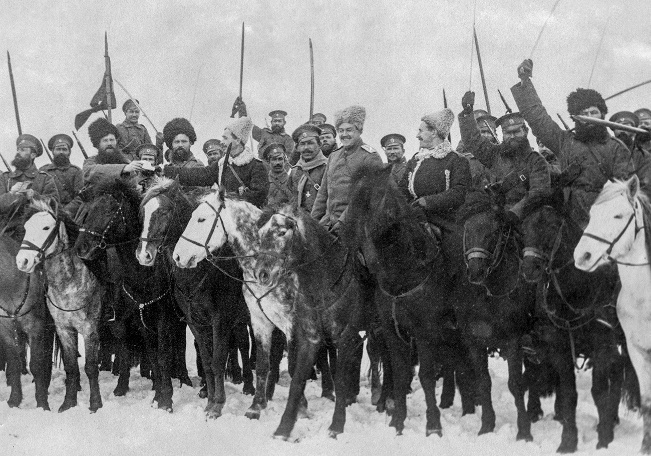 Des Cosaques russes fêtent Noël en décembre 1915