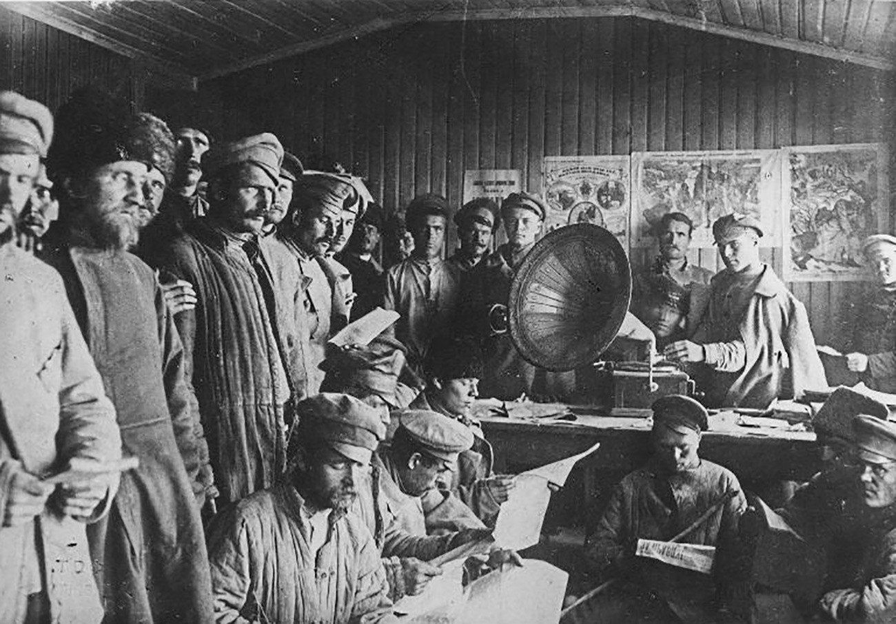 Distribution de littérature aux prisonniers cosaques dans une permanence de propagande