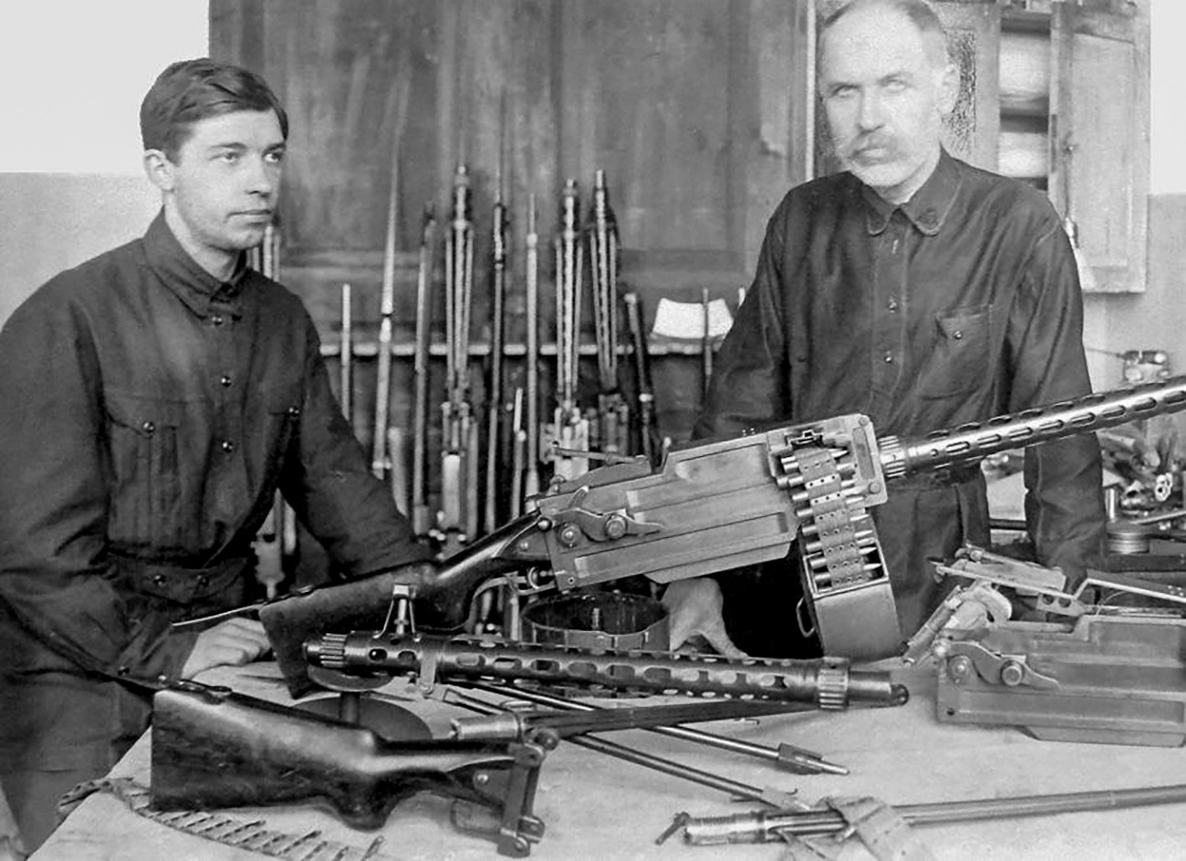 Fiodor Tokarev et son fils avec la mitrailleuse Maxim-Tokarev modèle 1925
