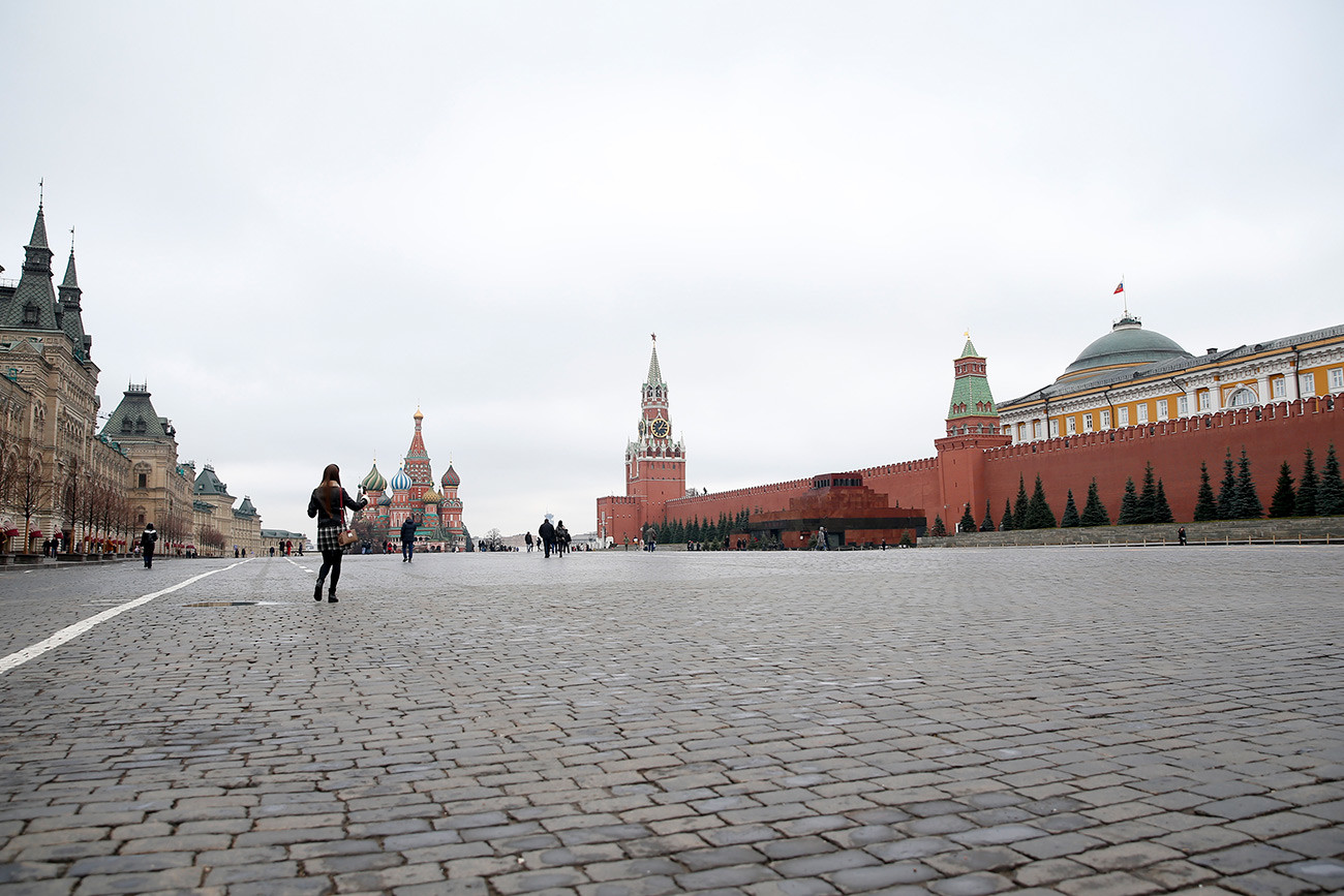 La Piazza Rossa di Mosca senza turisti dopo le restrizioni imposte a chi arriva dai paesi più colpiti dal virus 