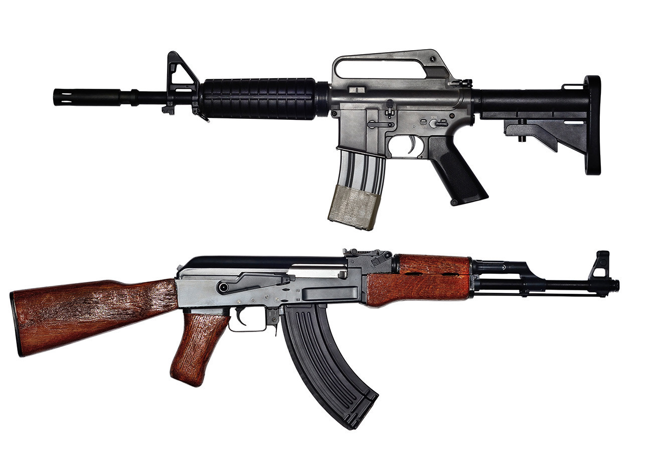 AK-47 (bawah) dan AR-15.