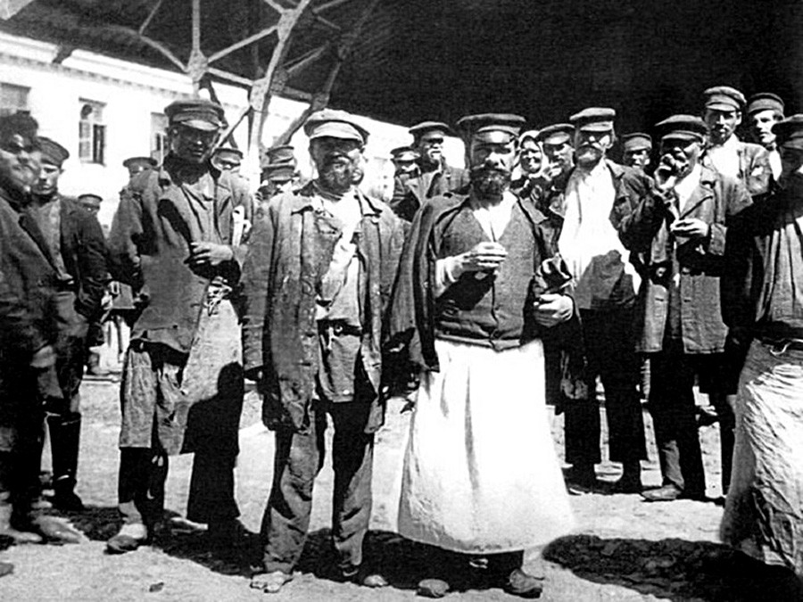 Residents of the Khitrovka district