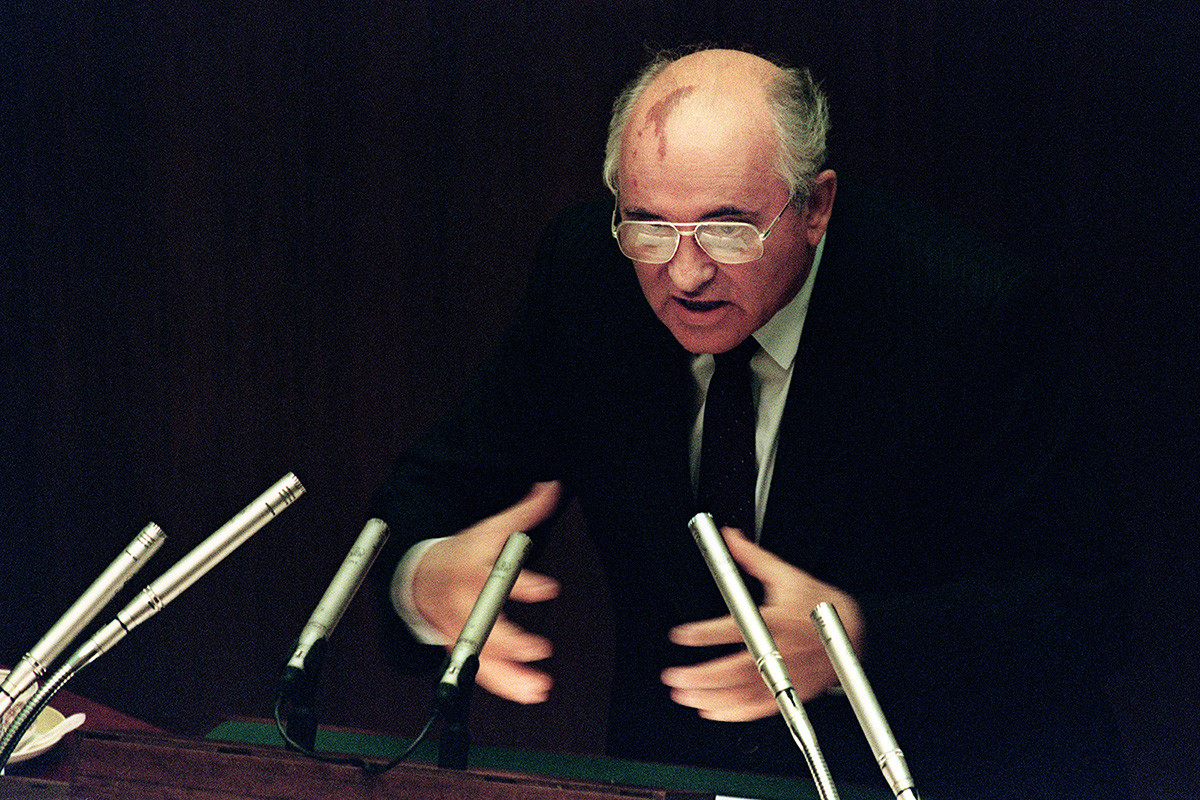 Soviet President Mikhail Gorbachev stresses a point on the second day of the extraordinary session of the Supreme Soviet in Moscow on August 27, 1991. Gorbachev threatened to resign if the republics refused to sign a Union Treaty to hold the Soviet Union together.