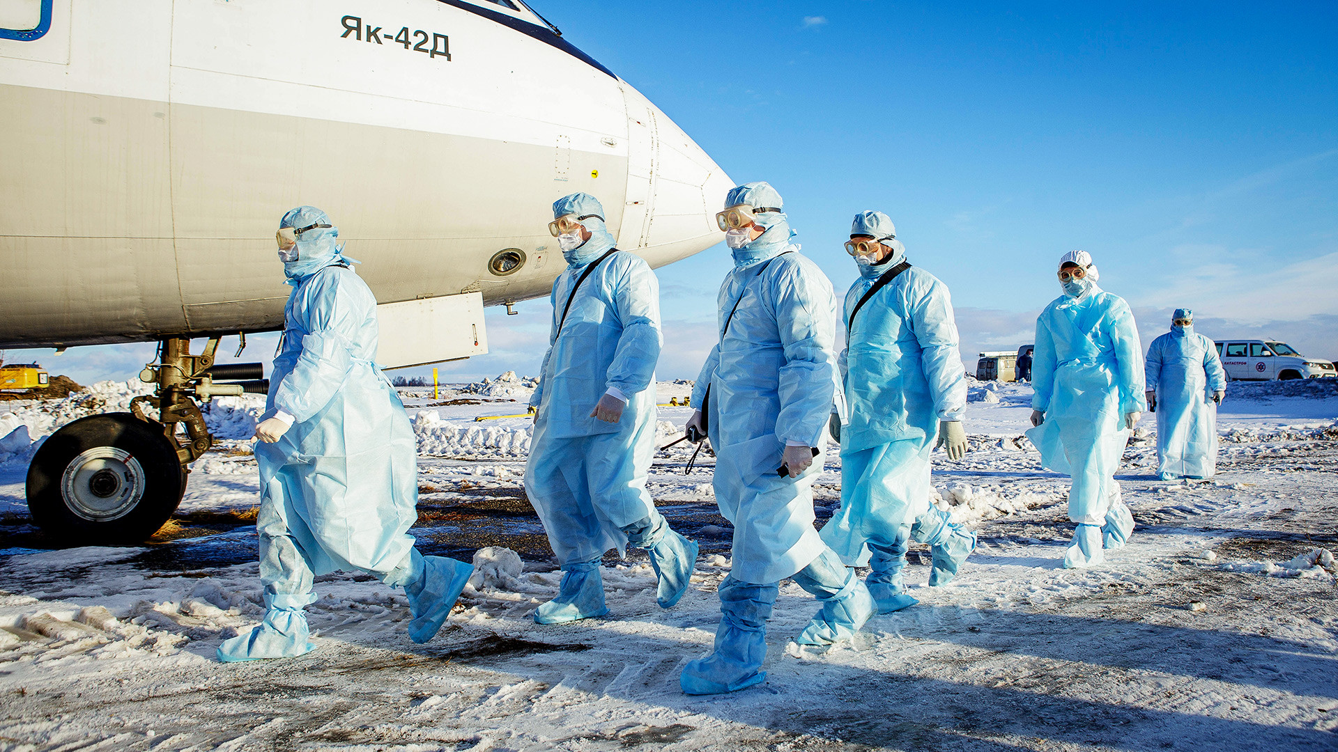 Pelatihan evakuasi penumpang yang diduga terinfeksi COVID-19 di Bandara Chelyabinsk, 5 Februari 2020.