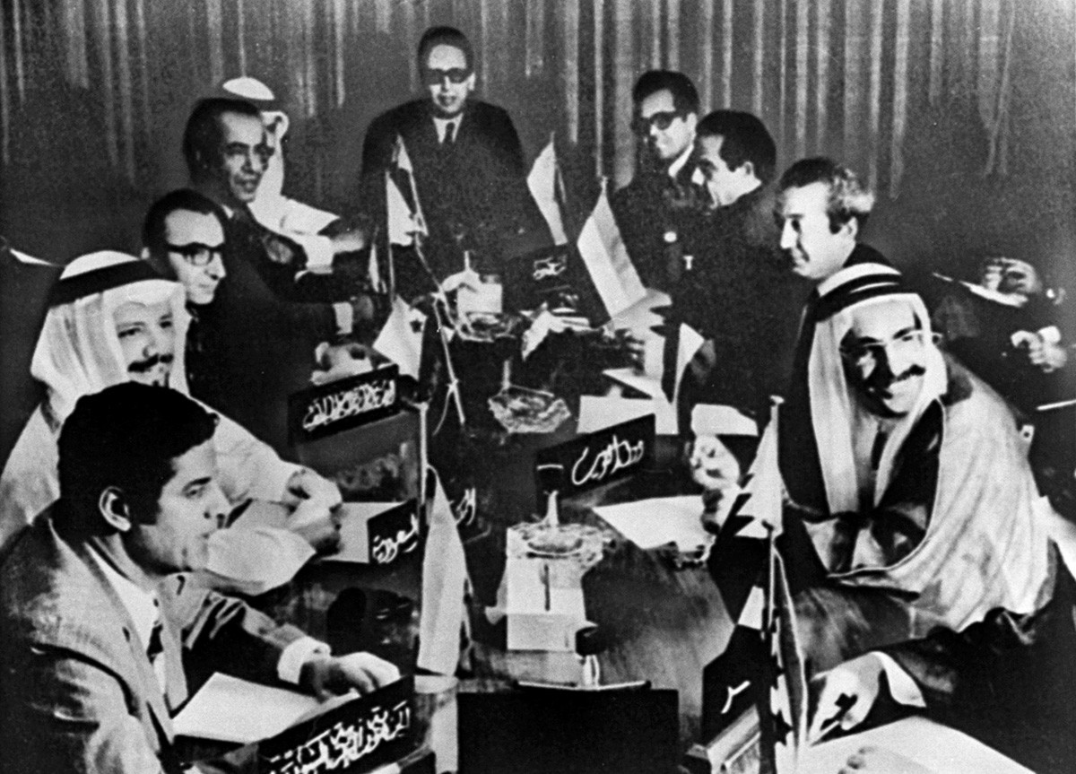 Sekelompok menteri negara-negara pengekspor minyak Arab meghadiri sebuah pertemuan di Kuwait, 17 Oktober 1973. Negara-negara pengekspor minyak Arab, termasuk Mesir dan Suriah, bertemu untuk membahas penggunaan minyak sebagai senjata melawan Amerika Serikat dalam peperangan di Timur Tengah.