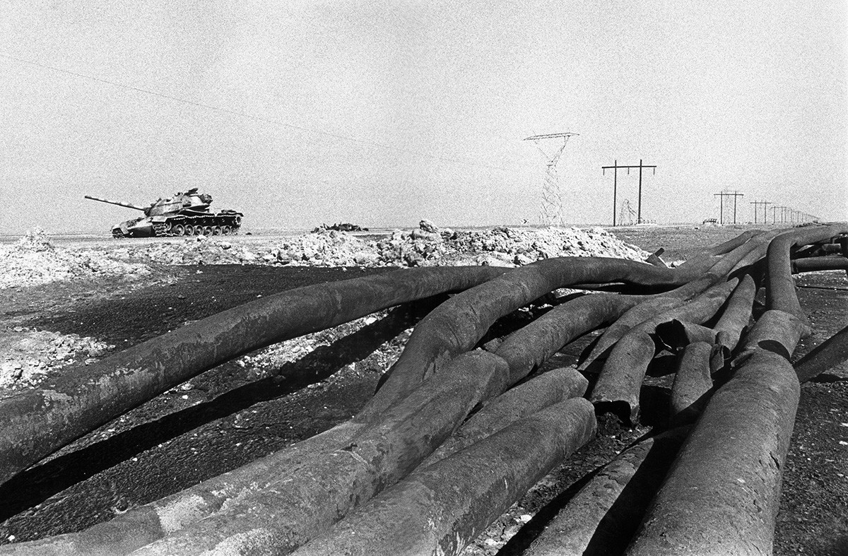 Pemandangan jaringan pipa minyak yang hancur akibat dibom Irak selama perang Iran-Irak di Abadan, Iran selatan, 1981.
