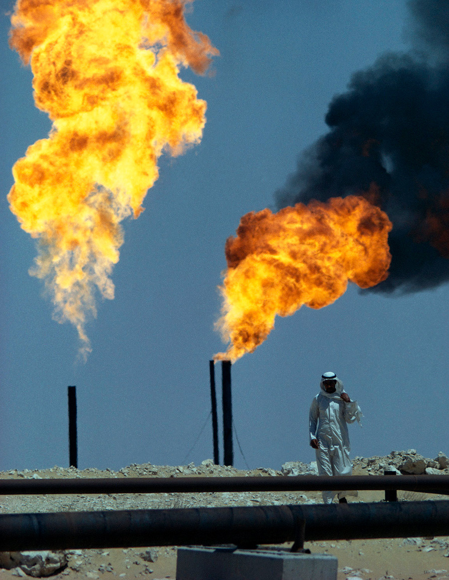 Semburan api gas industri Arab Saudi di sebuah ladang minyak.