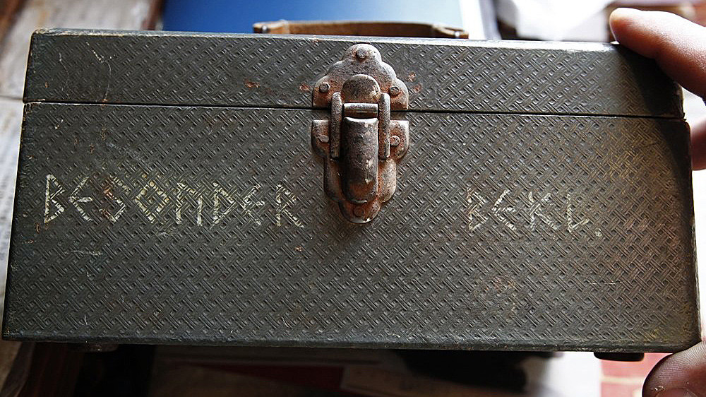 Ein Koffer mit dem Emblem der Nazi-Organisation Ahnenerbe