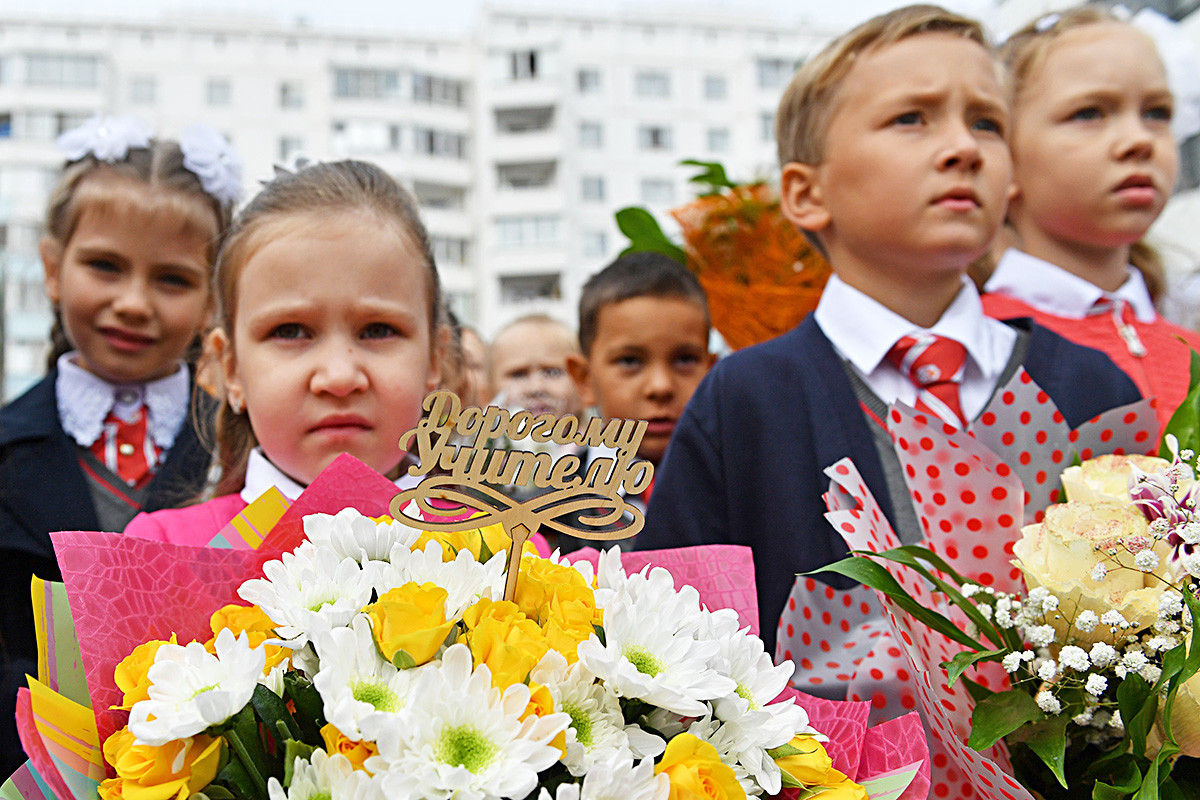 Школьники начали. Малыши первоклашки. Школа первоклассника. Взрослый первоклассник. 1 Сентября в Европе.