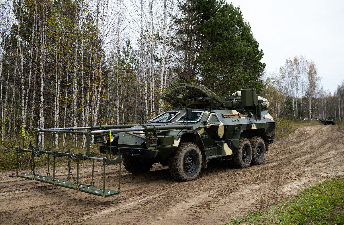 „Листва“, возило за деминирање на даљинско управљање Новосибирског дивизиона стратешких противваздухопловних ракетних трупа пред почетак маневара. Новосибирска област.