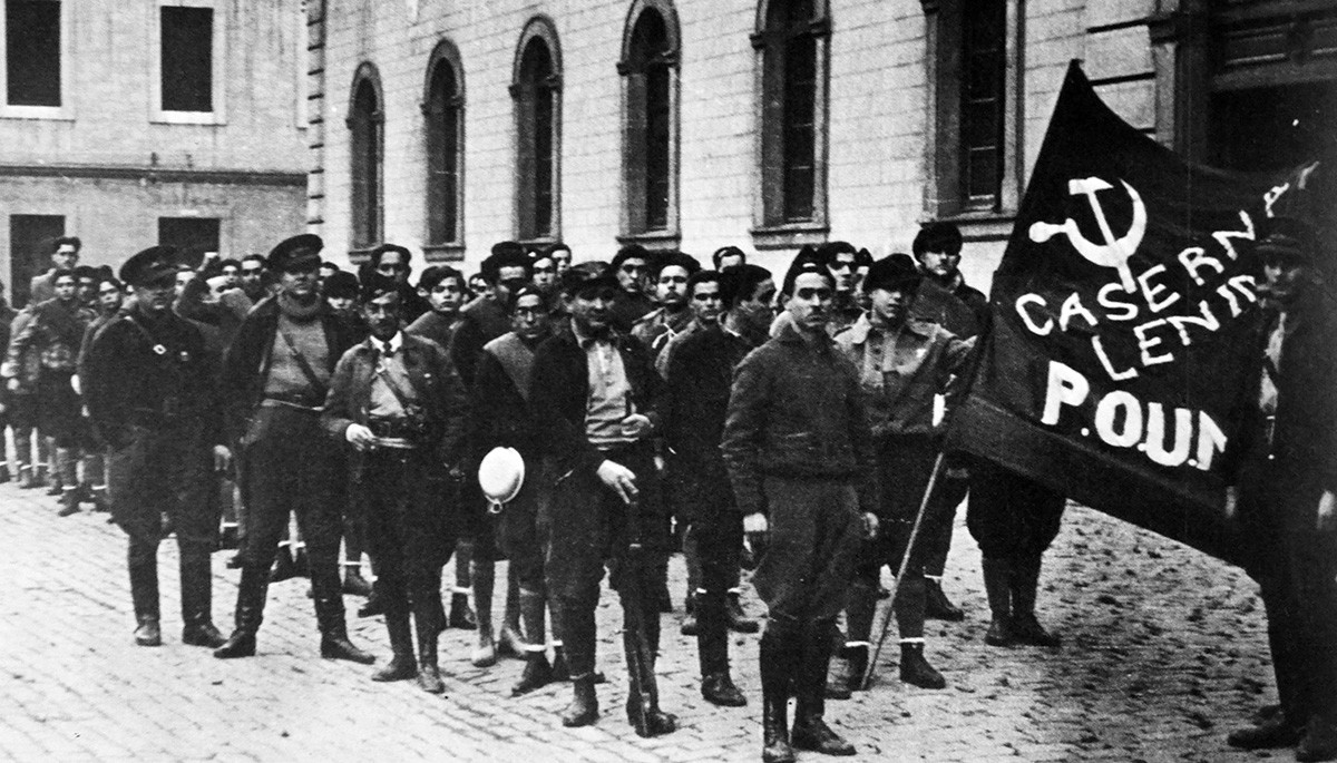 Обезбеђење Радничке партије марксистичког јединства чува седиште странке у Барселони 1936. године. У позадини стоји британски писац Џорџ Орвел.
