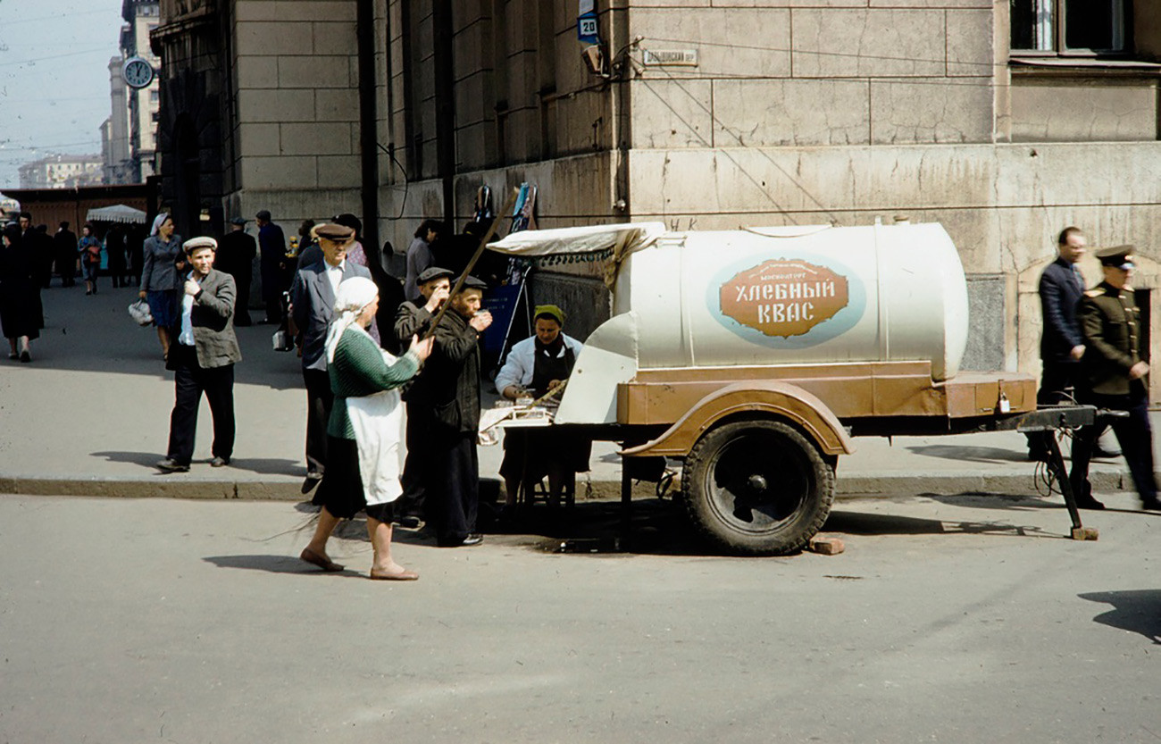 Penjual kvass di jalanan kota Moskow pada 1960-an.

