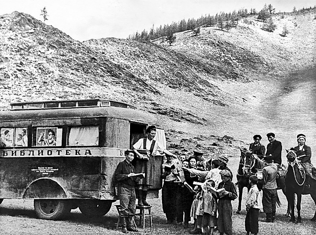 Perpustakaan keliling di Dyany Dyol kolkhoz, Altai, 1937 - 1939.