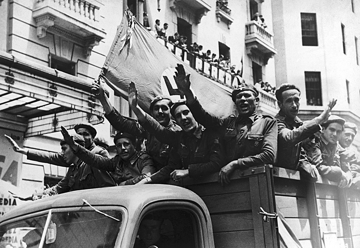 Grupa španjolskih dobrovoljaca sa zastavom i kukastim križem odlazi na ruski front kako bi se borio na strani Njemačke u Drugom svjetskom ratu, 1941.