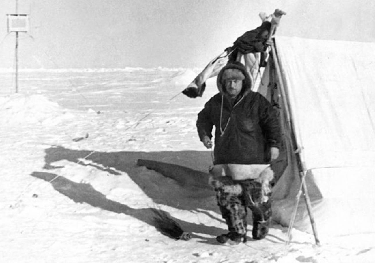 Иван Папанин у первой жилой палатки на станции «Северный Полюс-1».