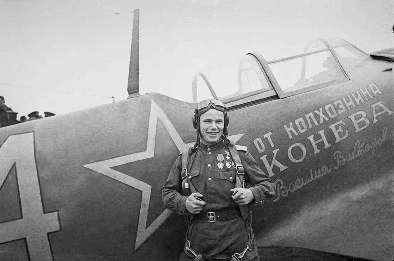  Герой Советского Союза, командир 240-го ИАП Иван Кожедуб у самолета Ла-5ФН.