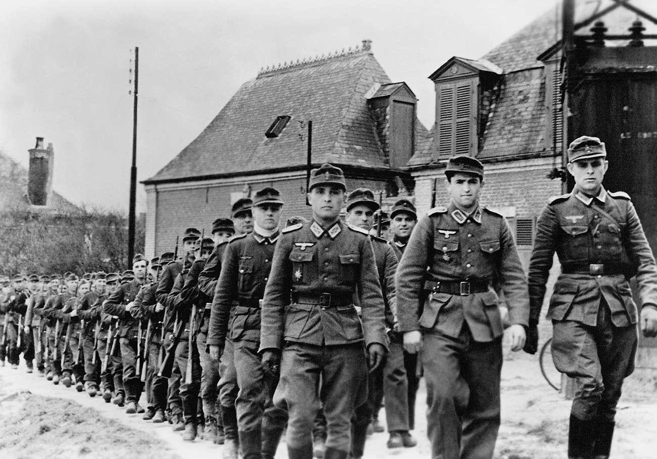 Kosaken, die sich freiwillig zur Wehrmacht gemeldet haben, marschieren in ihrer Garnison in Frankreich.