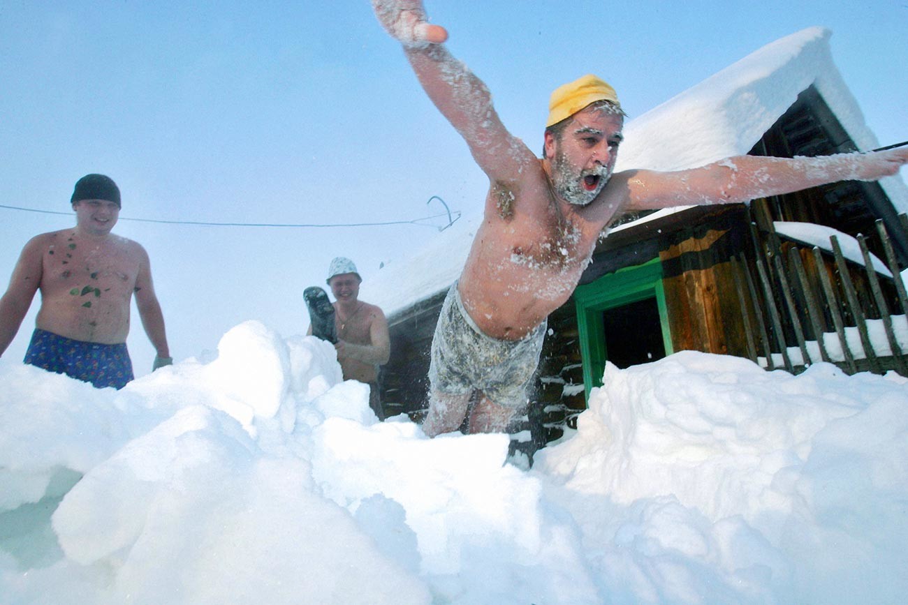 „Купање у снегу“, зимски обичај везан за руско парно купатило.
