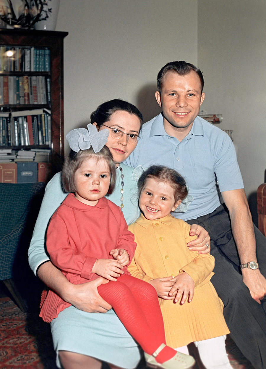 Jurij Gagarin sa ženom Valentinom i kćerima Galinom i Jelenom.

