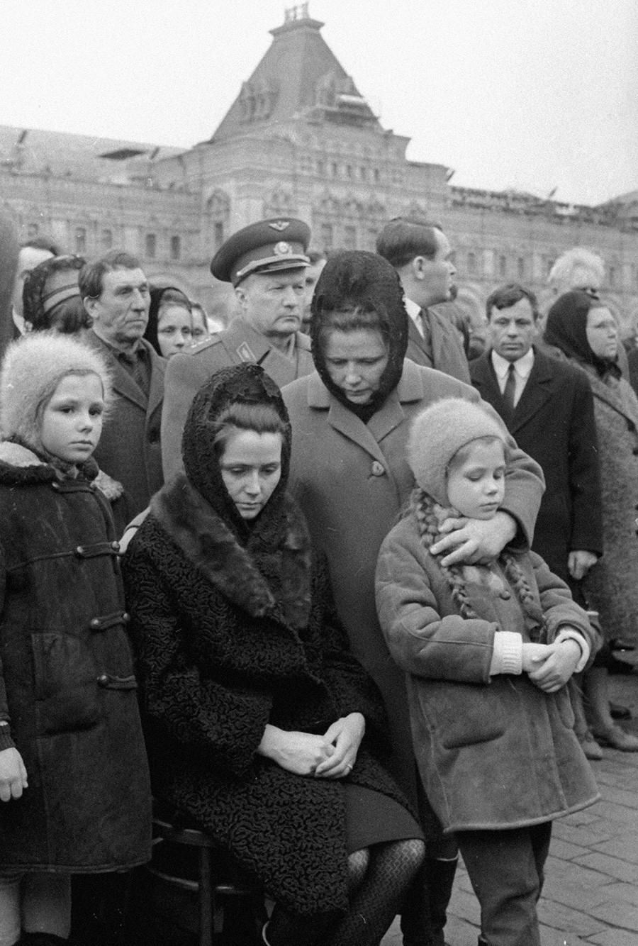 Valentina s kćerima na sahrani Jurija Gagarina i Vladimira Serjogina na Crvenom trgu.

