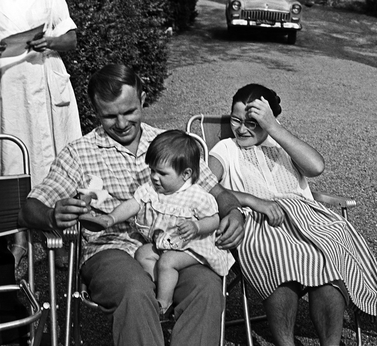 ガガーリン夫妻と娘ガリーナがクリミア半島の休暇中、1961年8月1日