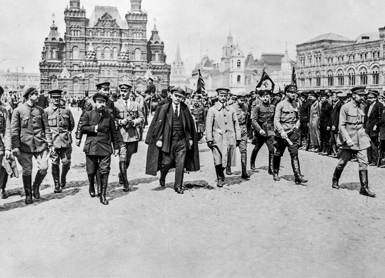 El líder de la Revolución rodeado de camaradas en la Plaza Roja.