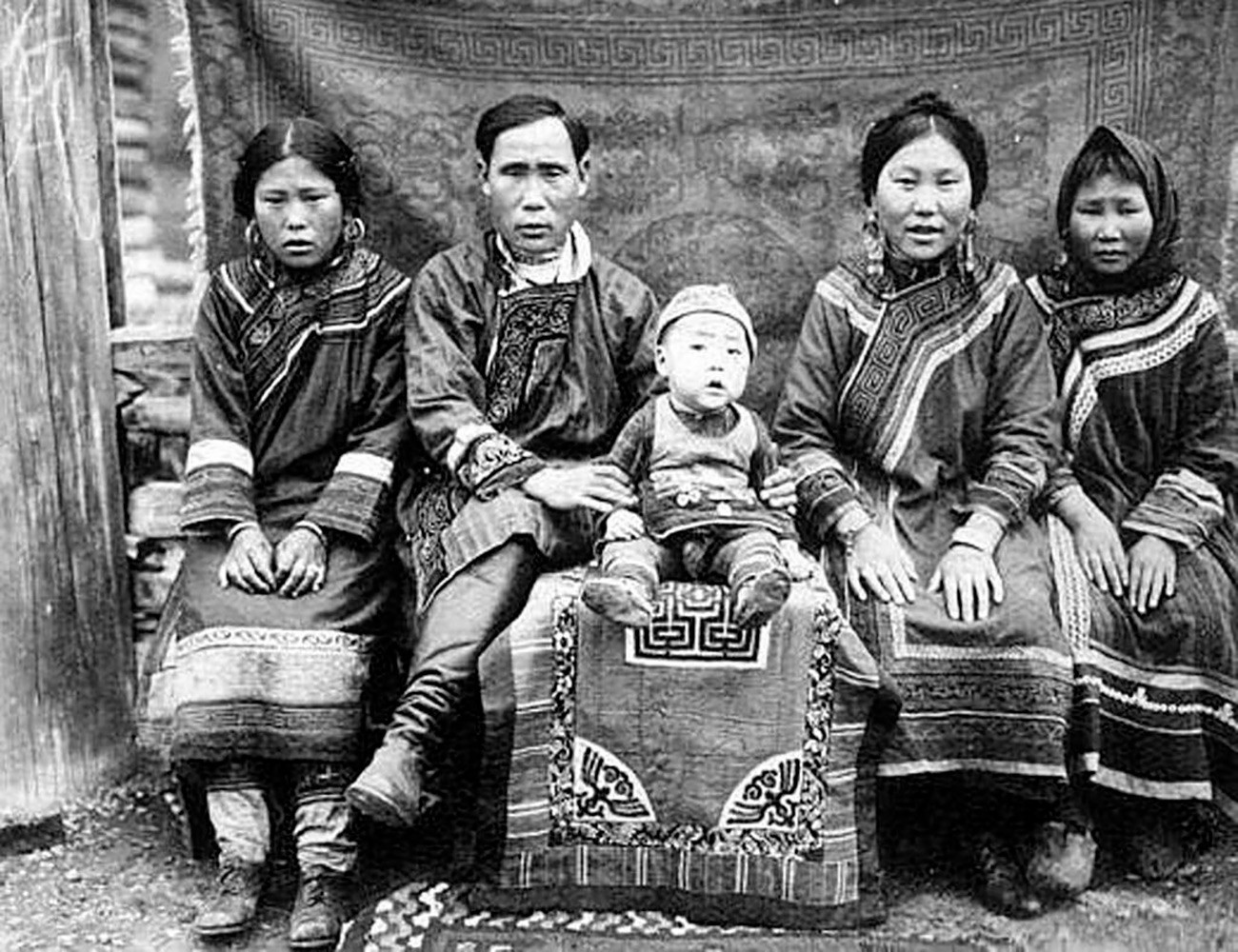 Голдско (нанајско) семејство на народна носија. Басенот на реката Амур, Русија
