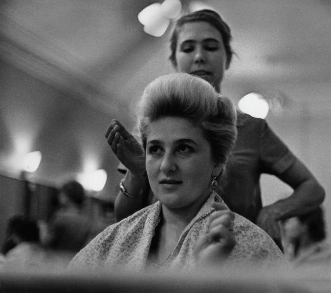 美容院にて　1956年