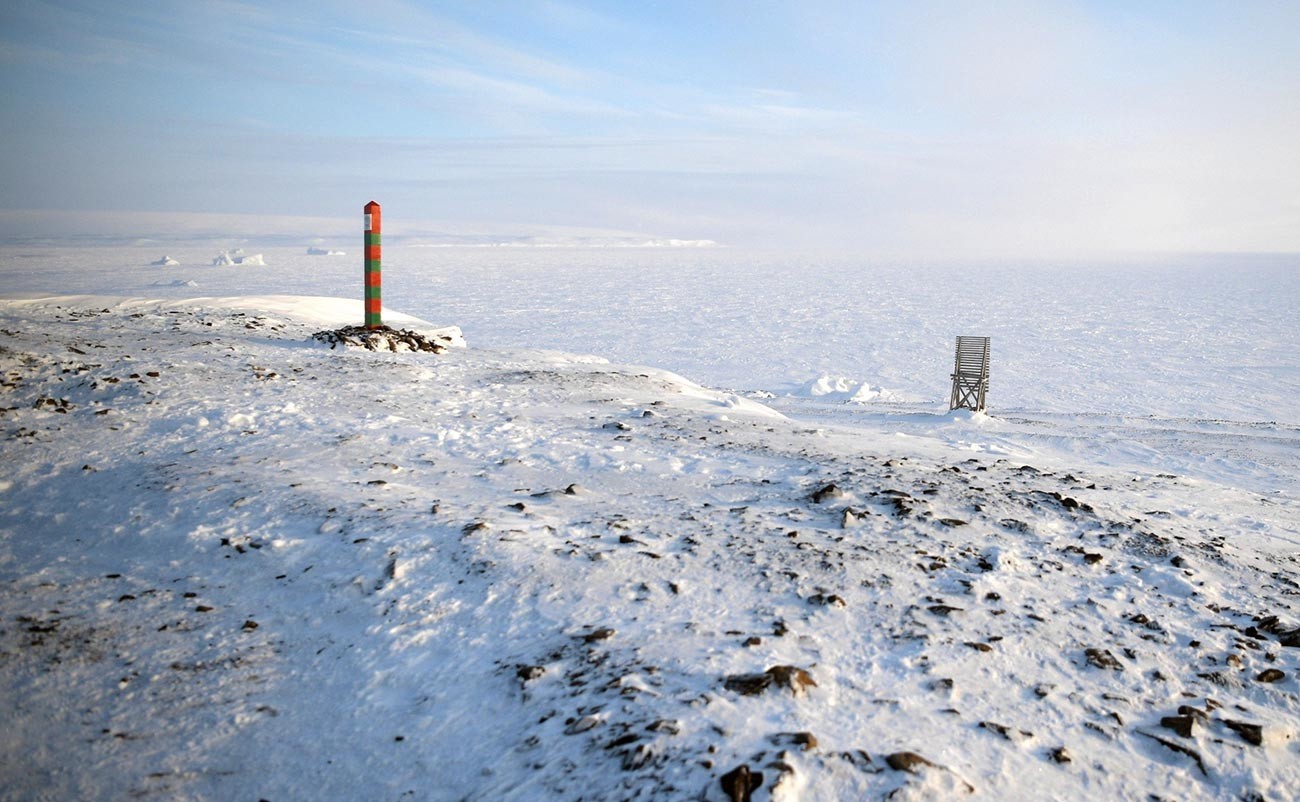 Borne frontière dans la baie Severnaïa sur l'île Terre d'Alexandra de l'archipel russe François-Joseph