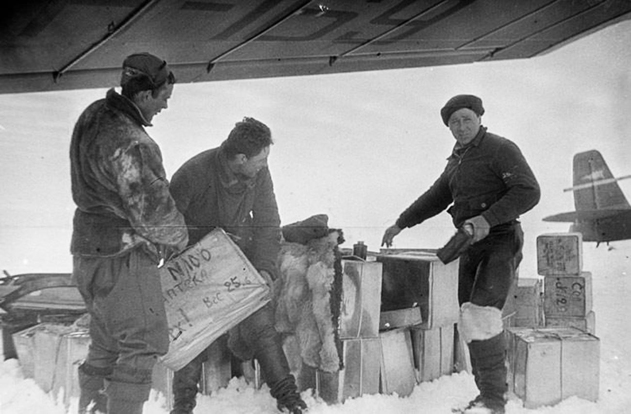 Истовар терета за експедицију „Северни пол 1“ на плутајућу санту леда 1937. године.