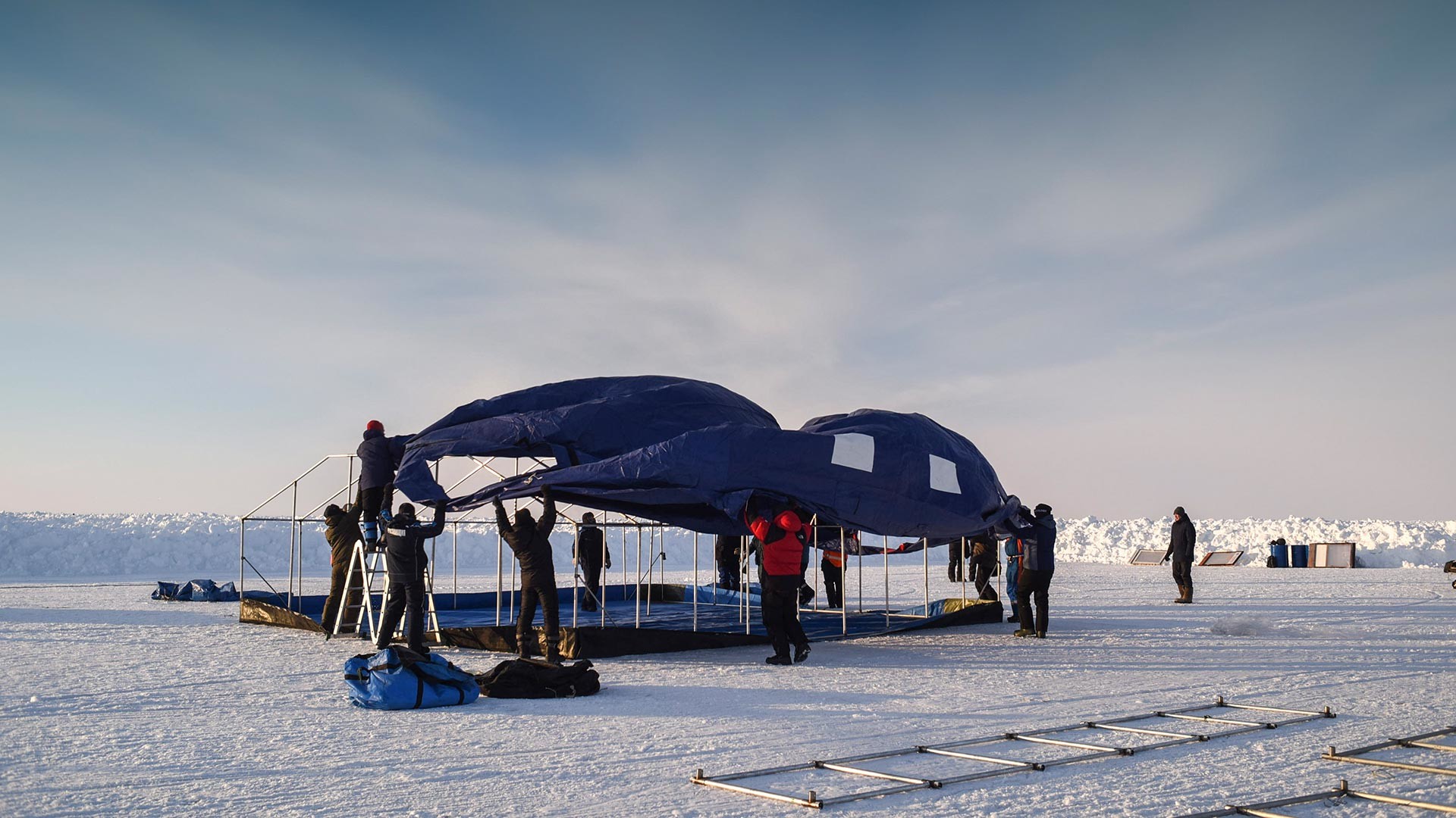 Подизање кампа „Борнео“ на плутајућем леду, подручје Северног пола, Арктик.