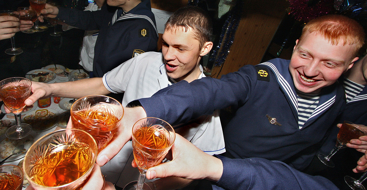 Пью без причины. Моряки бухают. Моряки за столом.