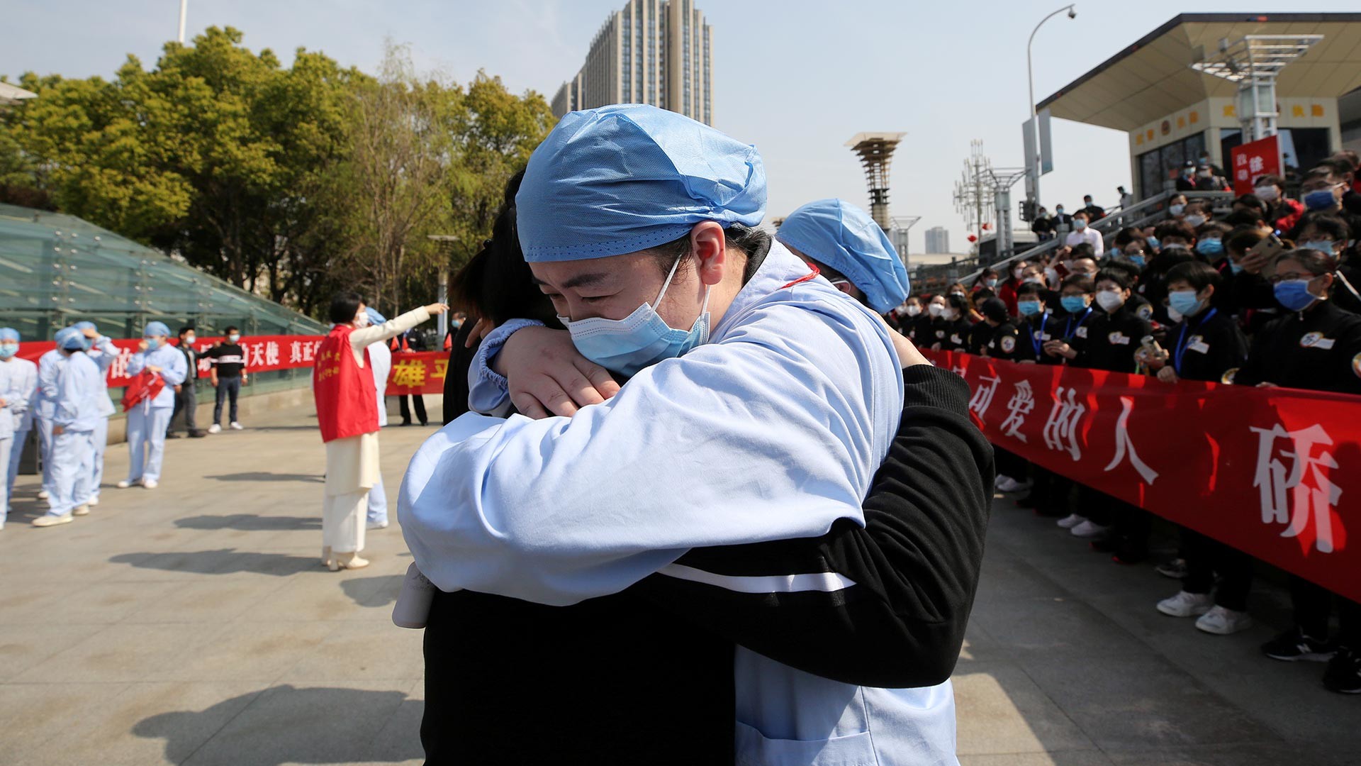 Lokalni medicinski radnik ispraća medicinskog radnika iz pokrajine Jiangsu, željeznička postaja Wuhan.

