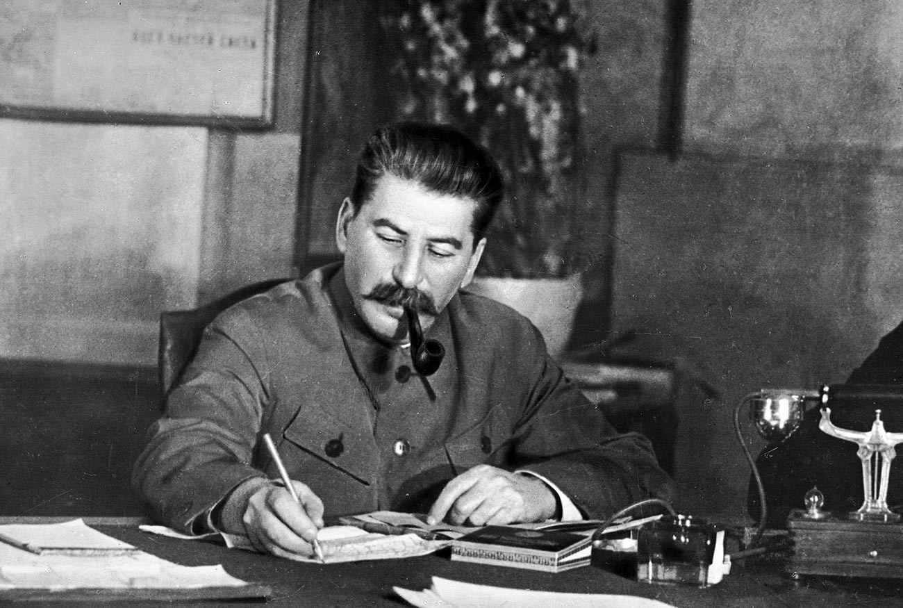 Josif Visarionovič Staljin (1878.-1953.) u radnom kabinetu.

