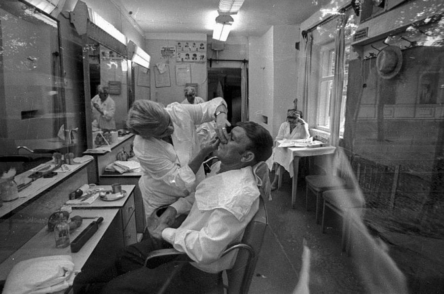В парикмахерской, 1971    
