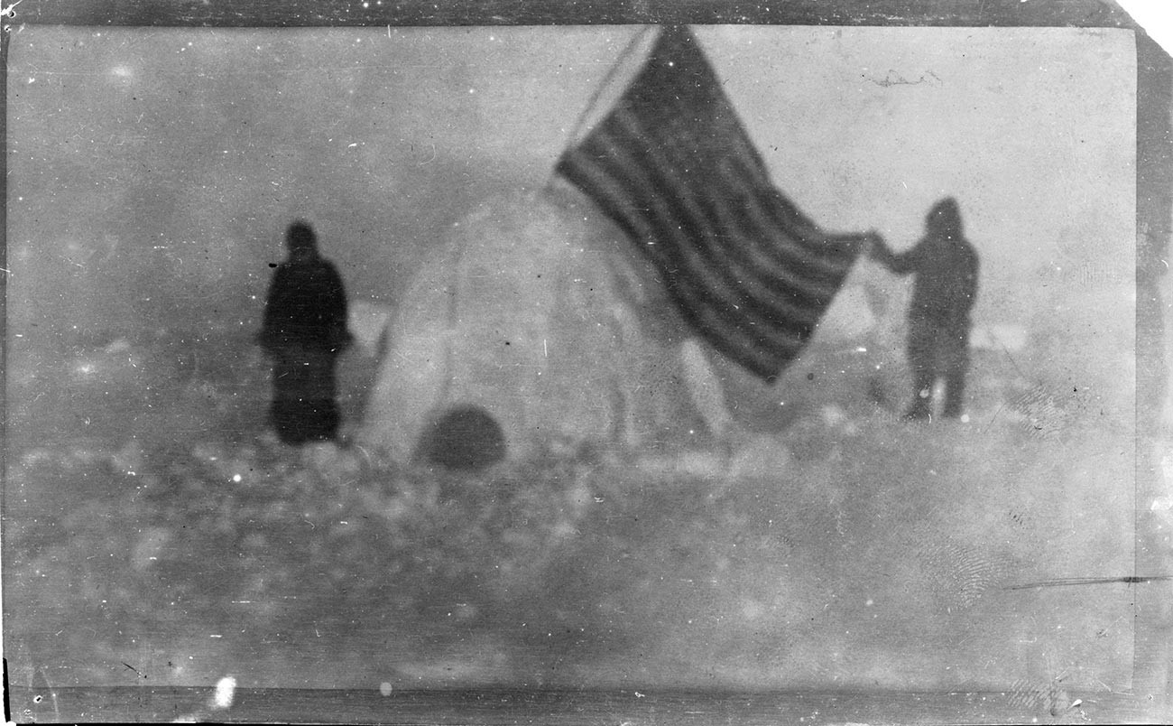 Fotografija koja je, kako je tvrdio F. Cook, napravljena blizu Sjevernog pola.
