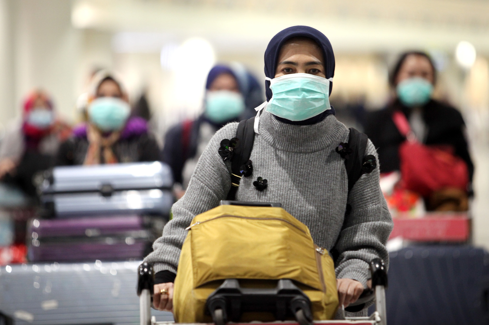 Turis asal Indonesia hendak pulang ke Indonesia dari Bandara Domodedovo, Rabu (18/3).