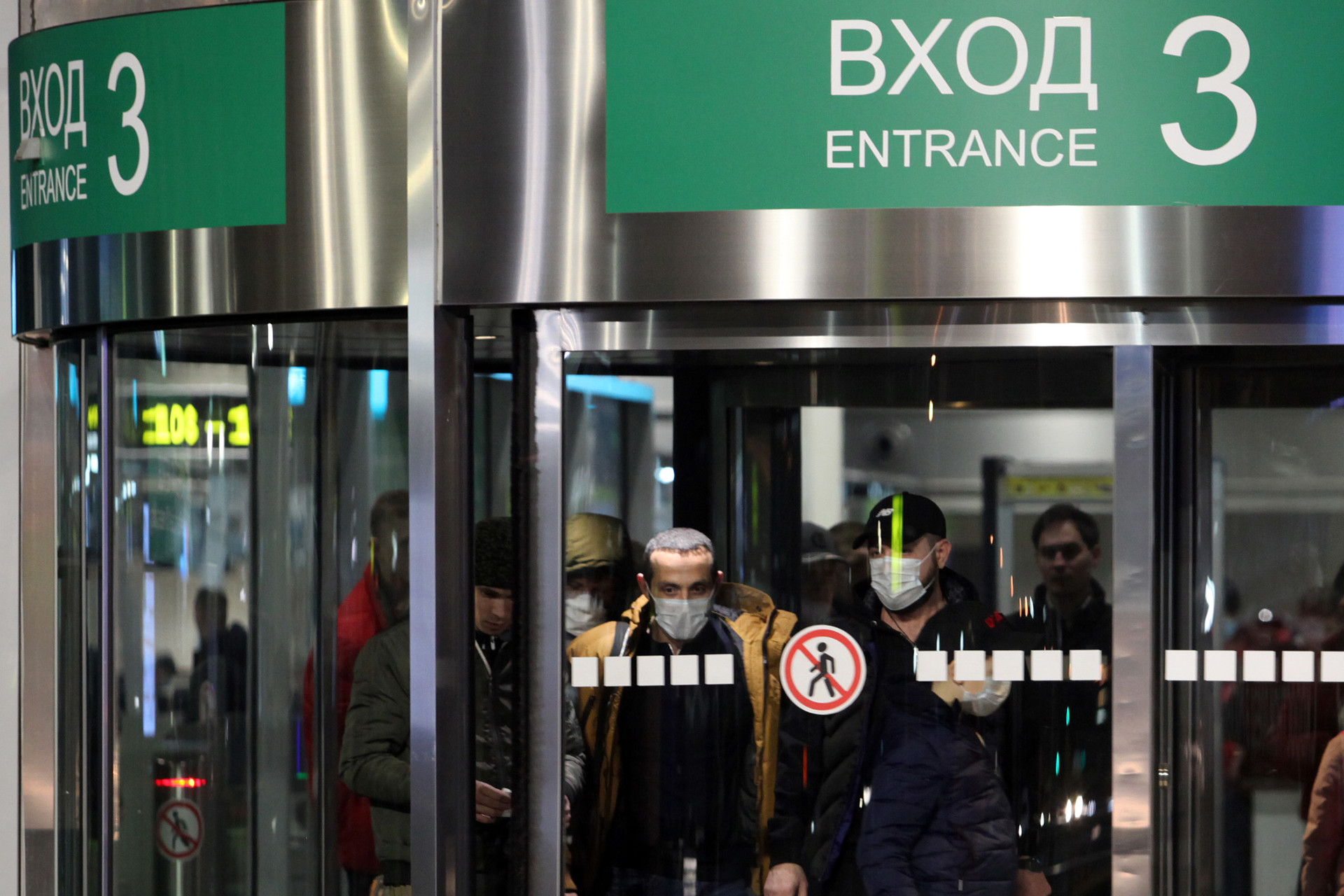 Penumpang hendak keluar dari gedung Bandara Domodedovo, Rabu (18/3).