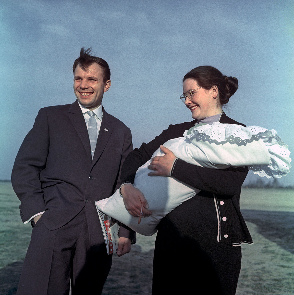Yuri Gagárin con su esposa Valentina y su hija Galina, el 1 de mayo de 1961