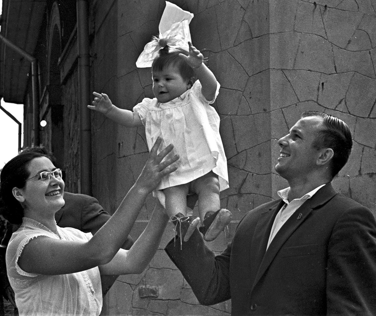 Yuri, Valentina y su hija Galina en Crimea, el 1 de agosto de 1961