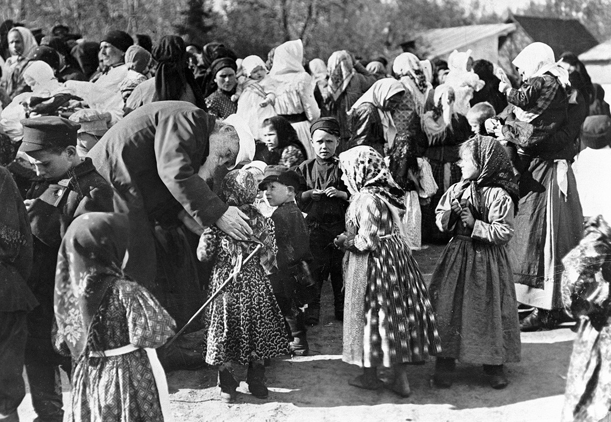 Lev Tolstói hablando con niños campesinos en Yásnaia Poliana