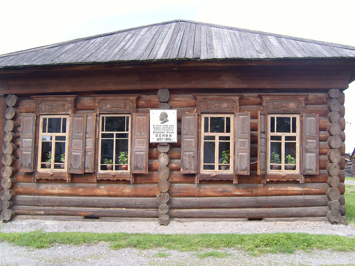  Экспозиция музея-заповедника «Шушенское» – дом Ленина с памятной табличкой