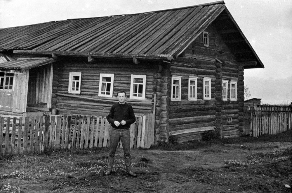 Иосиф Бродский на фоне дома в Норенской