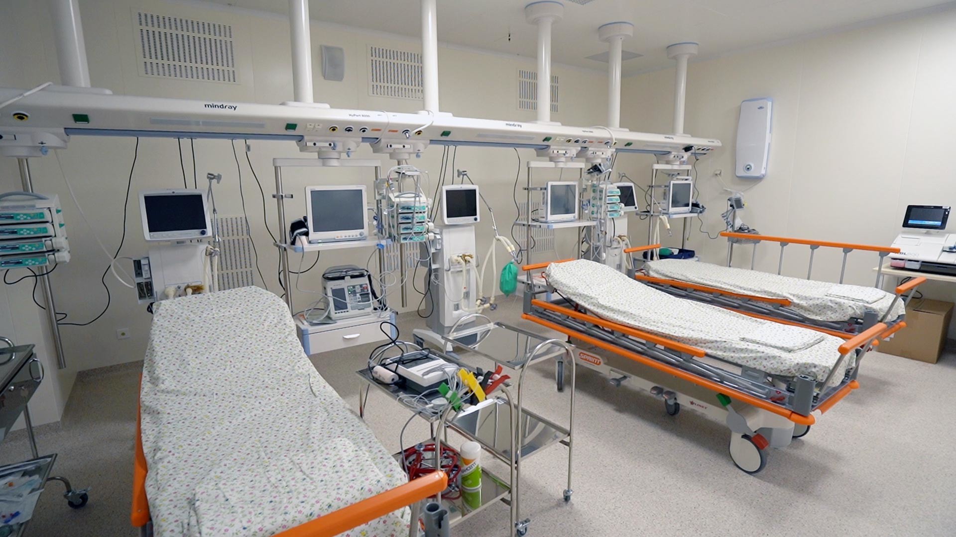 Bolnišnična soba za oskrbo okuženih z novim koronavirusom v bolnišnici v Kommunarki