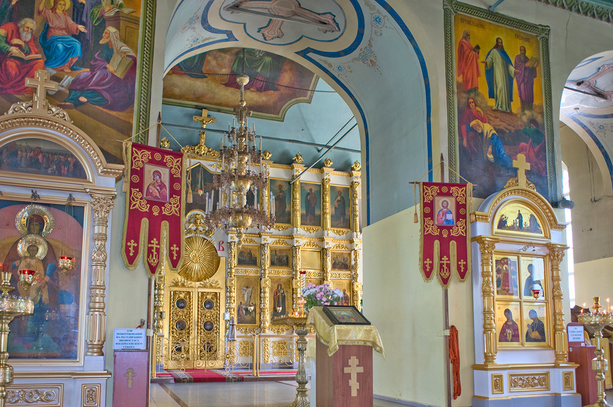 Catedral de la Resurrección. Interior, vista este, desde el vestíbulo hacia la pantalla de iconos. 10 de agosto de 2015