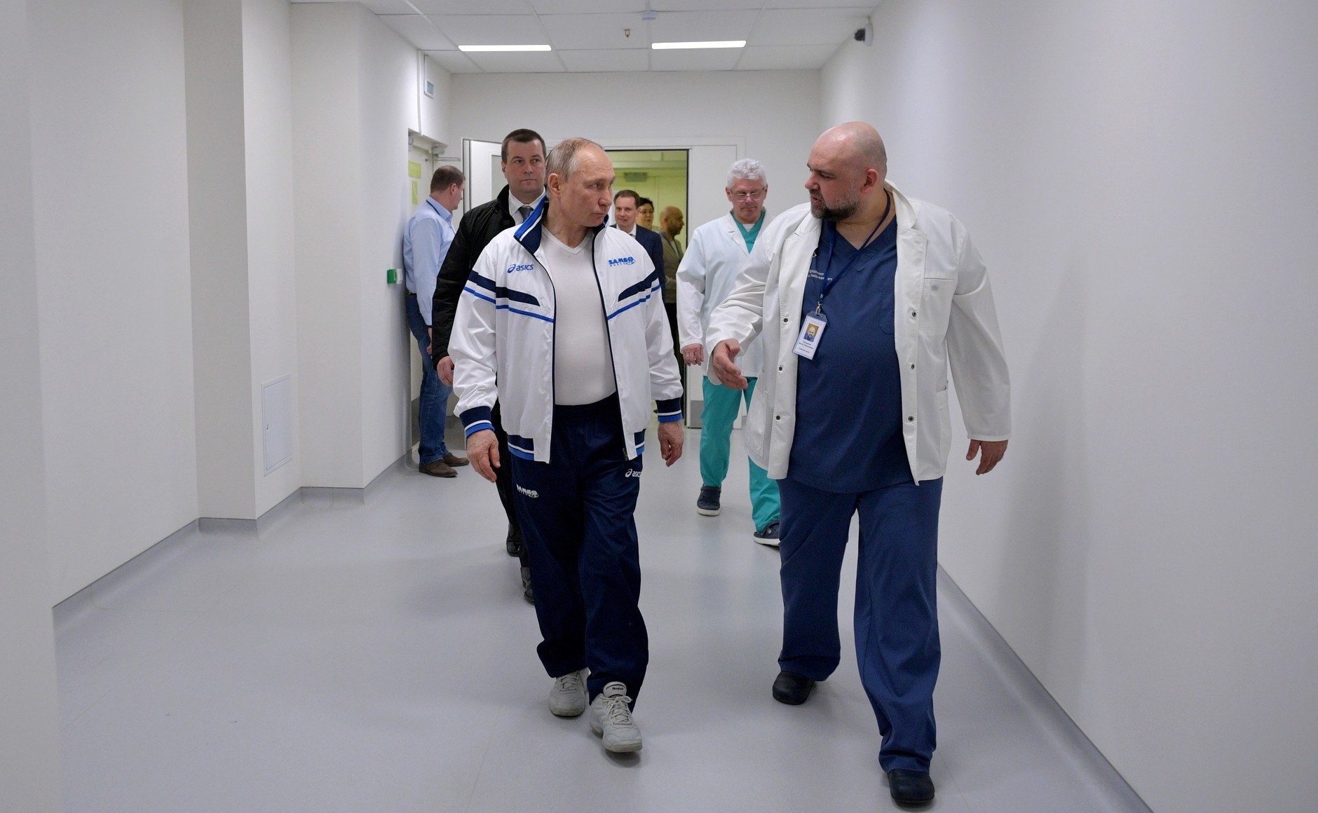 Presidente russo Vladimir Putin com Denis Protsenko, médico-chefe do hospital