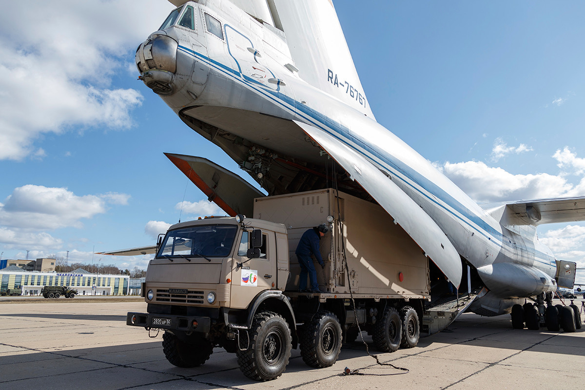 Девет гломазни товарни авиони Ил-76 на товарење на опремата, воен аеродром Чкаловски во Москва. Русија се подготвува да испрати медицински персонал и материјал во Италија.